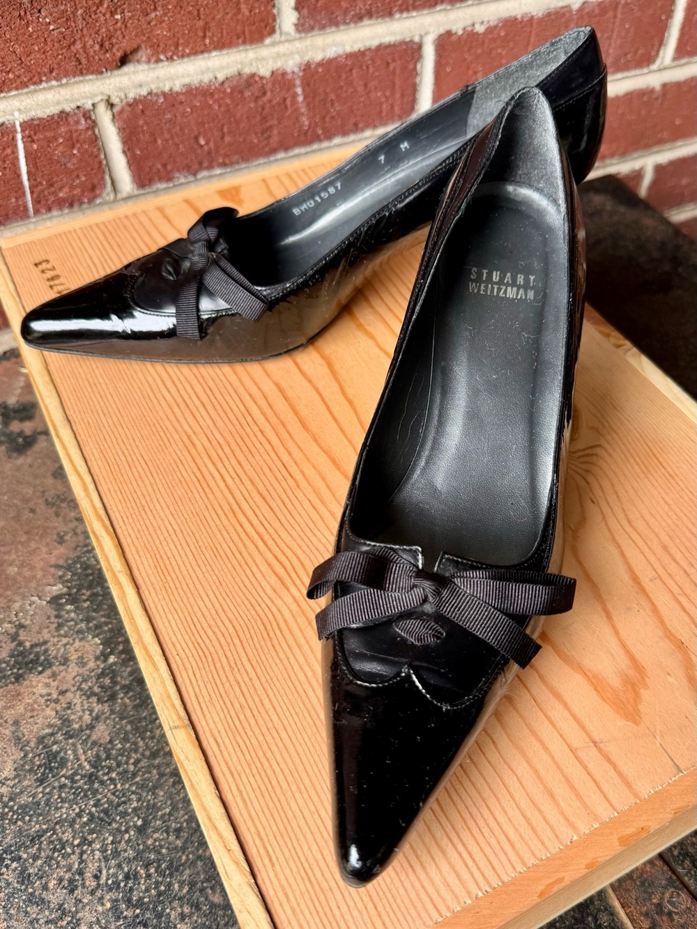 Stuart Weitzman MADE IN ITALY 🇮🇹 Black Patent Pointed-Toe Bow Flats - Picture 2 of 9